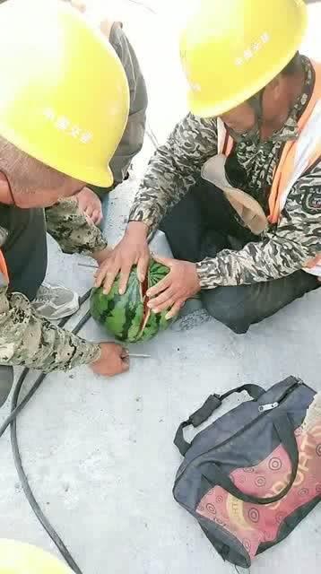 工地吃瓜照片,揭秘建筑工人的休闲时光
